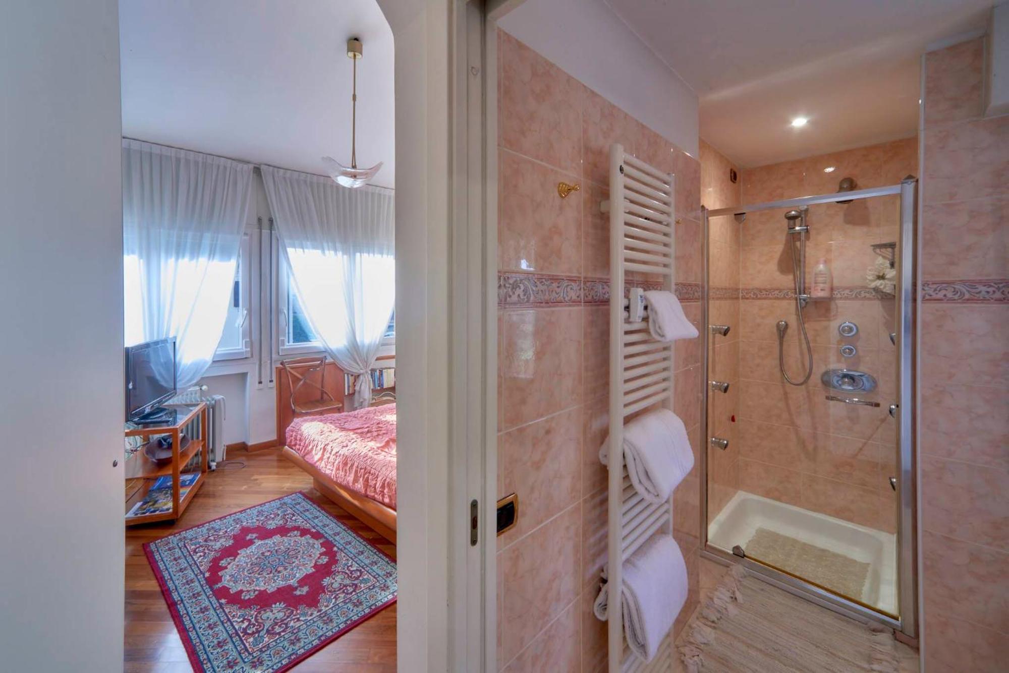 Tosca House 2 Bed & Breakfast วาเรนนา ภายนอก รูปภาพ