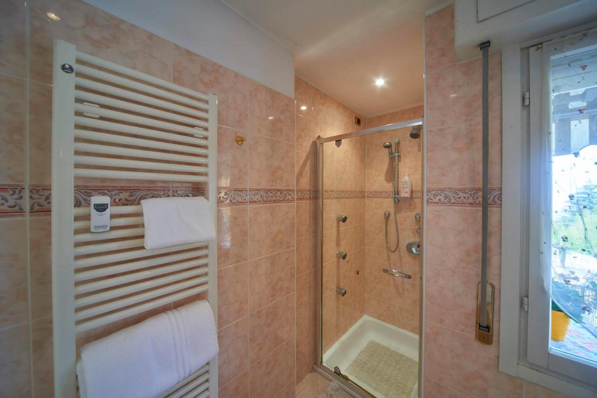 Tosca House 2 Bed & Breakfast วาเรนนา ภายนอก รูปภาพ