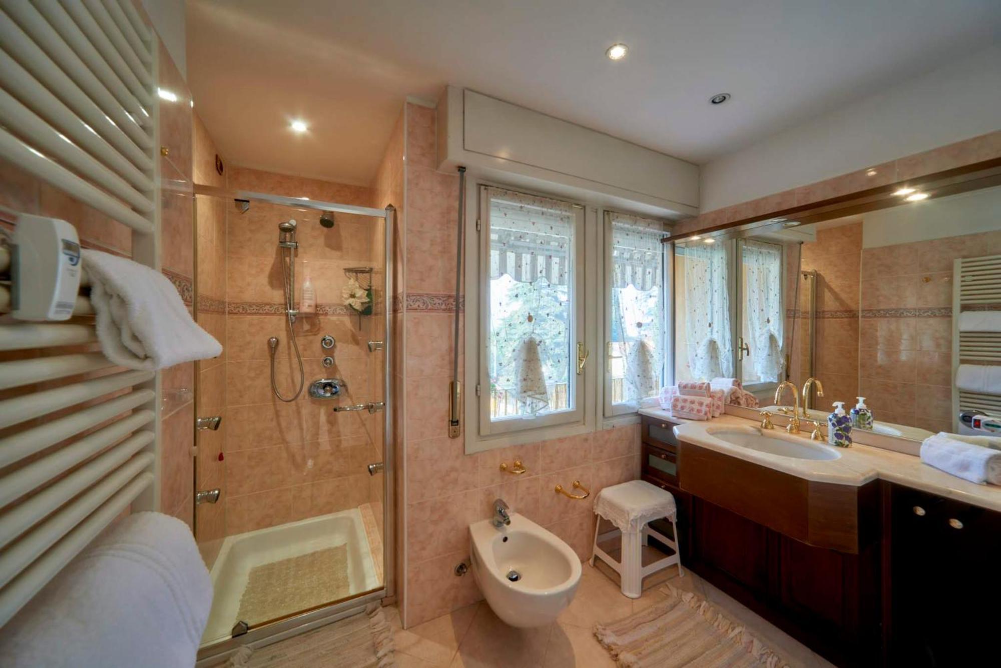 Tosca House 2 Bed & Breakfast วาเรนนา ภายนอก รูปภาพ
